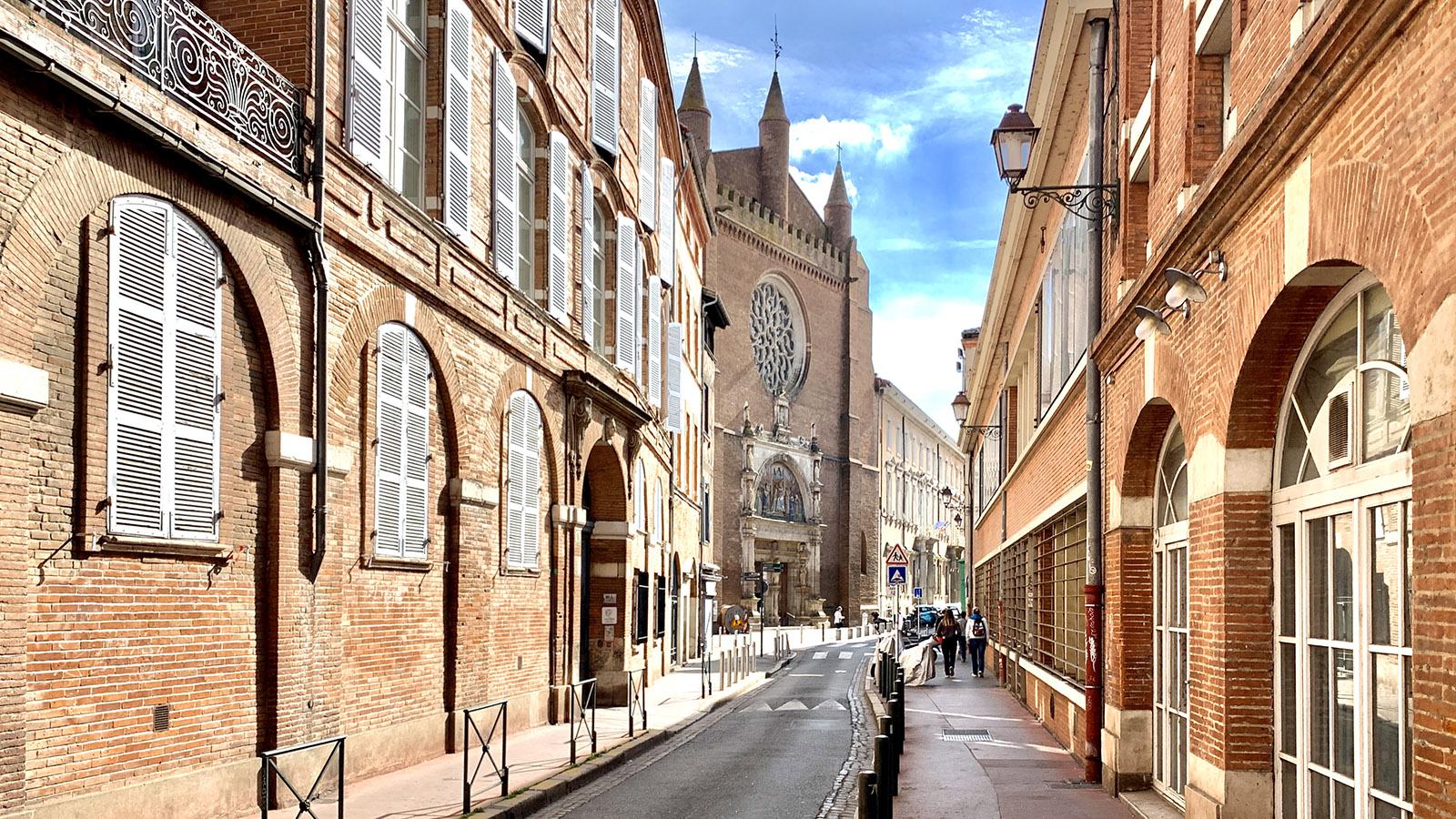 Am Ende der Rue des Couteliers seht ihr die Église de la Dalbade. Foto: Hilke Maunder