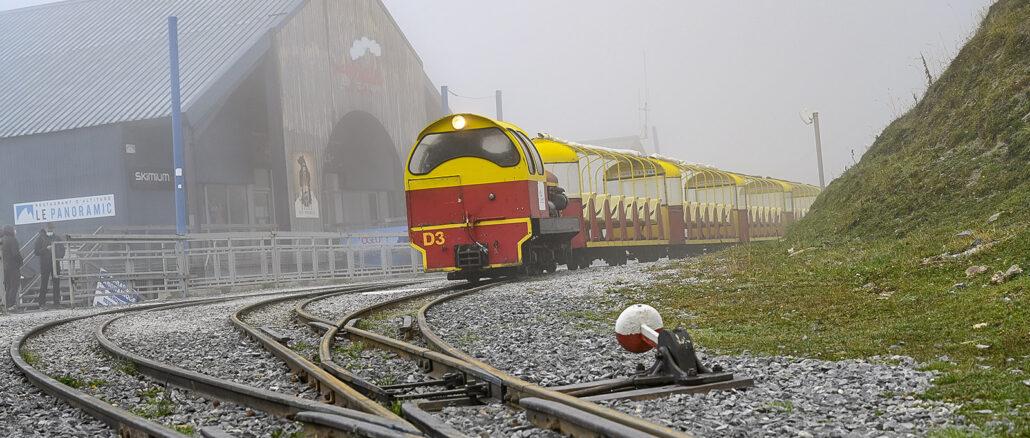 In Nebel gehüllt: der Petit Train d'Artouste an einem Herbstmorgen an der Bergstation der Gondelbahn. Foto: Hilke Maunder