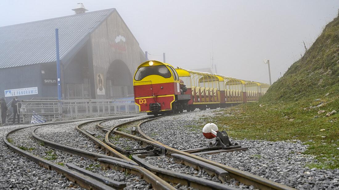 In Nebel gehüllt: der Petit Train d'Artouste an einem Herbstmorgen an der Bergstation der Gondelbahn. Foto: Hilke Maunder