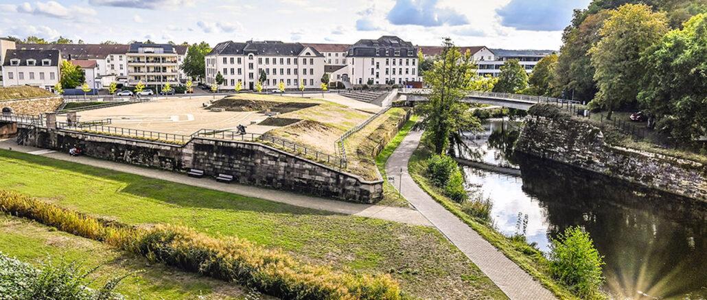 Blick von der Bastion V auf die Alte Saar und das DRK-Krankenhaus, einst das städtische Krankenhaus von Saarlouis. Foto: Hilke Maunder