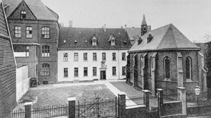 Das ehemalige Marienhospital an der Nassauer Straße, um 1900. Das weiße Gebäude in der Mitte ist der ursprüngliche Nassauer Hof. Foto: © Stadtarchiv Hamm.