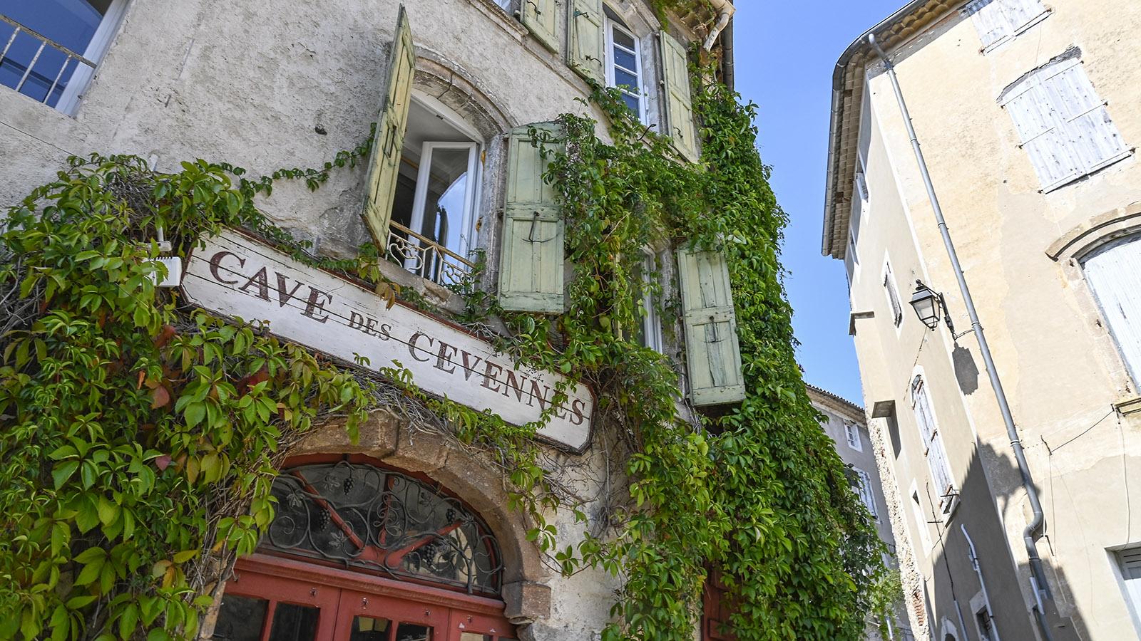 Anduze: An der Place Notre-Dame findet ihr auch diese charmante Weinboutique samt Bar. Foto: Hilke Maunder