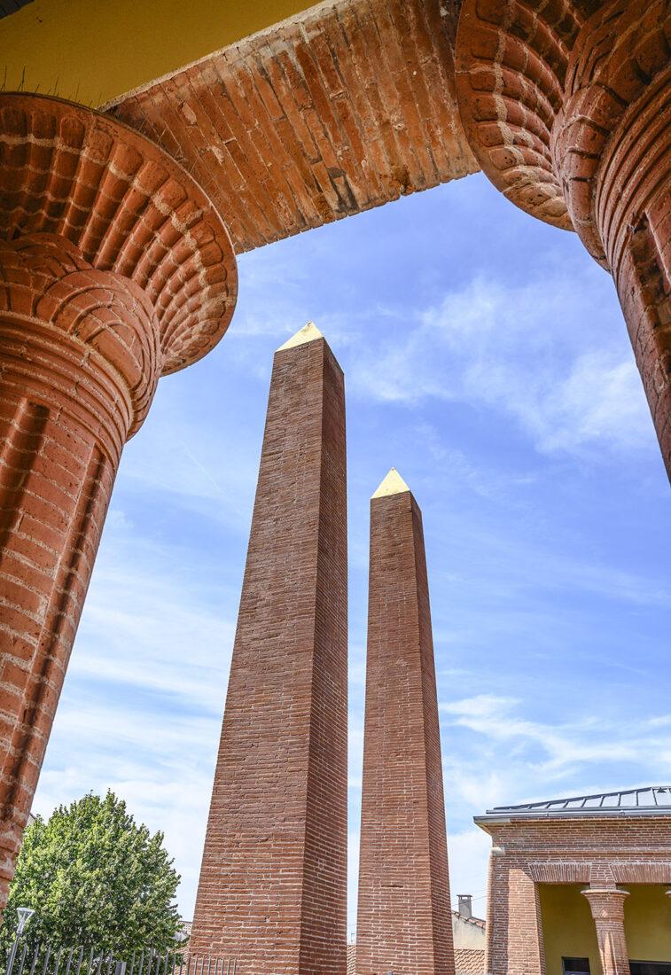 Von Obelisken bekrönt: der Eingang zum Friedhof Terre-Cabarde in Toulouse. Foto: Hilke Maunder