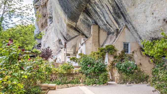 Malerisch: die Häuser des Grand Roc von Les Eyzies. Foto: Hilke Maunder