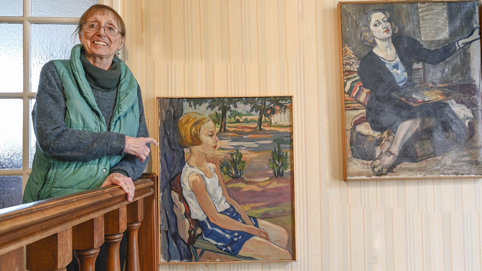 Madeleine Thoubillon de Moncroc: Chantal Haupt mit dem Bildnis ihrer Mutter und dem Portrait, das ihre Mutter von ihr als Siebenjährige gemacht hat. Foto: Hilke Maunder