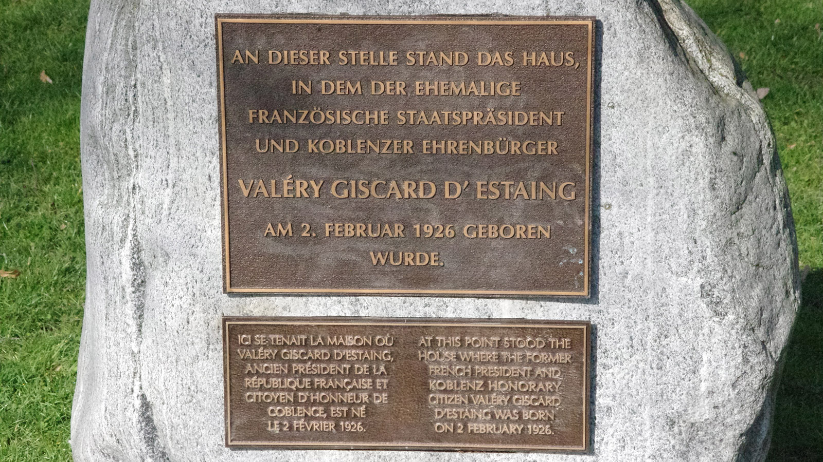 Koblenz: Ein Gedenkstein erinnert an das Geburtshaus von Valéry d'Estaing. Foto: Werner Münzel