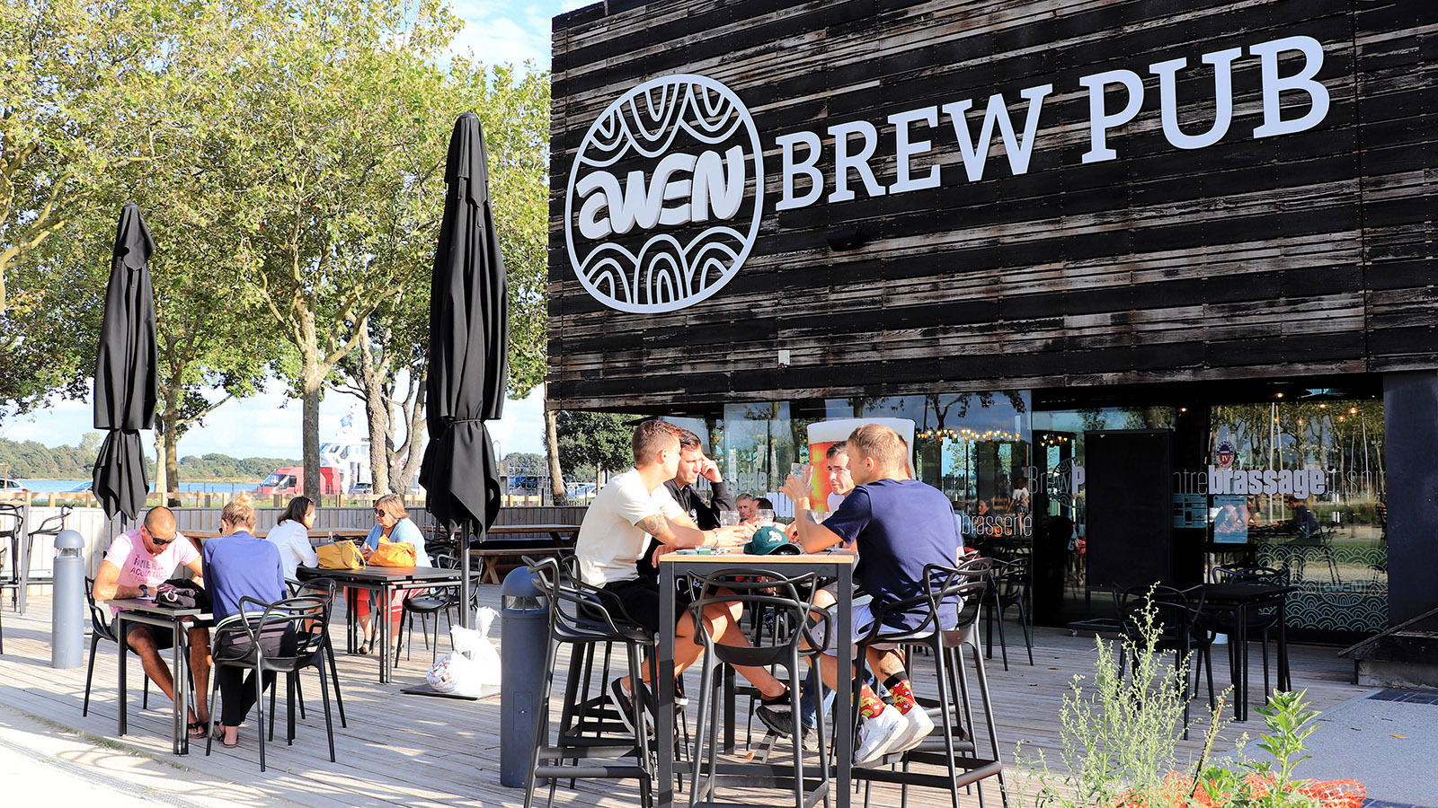 Die Terrasse des Awen Brew Pub. Foto: CRT Bretagne / Stephanie Biju