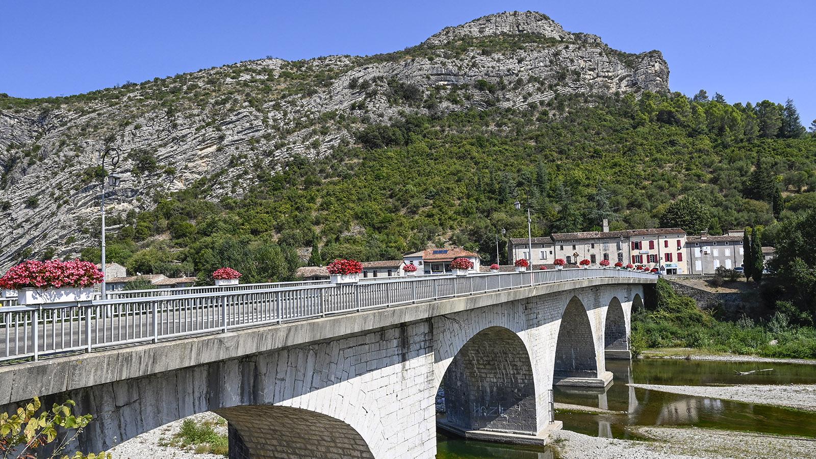 Die Brücke von Anduze, die beide Ortsteile verbindet. Im Sommer wird sie mit Blumen geschmückt. Foto: Hilke Maunder