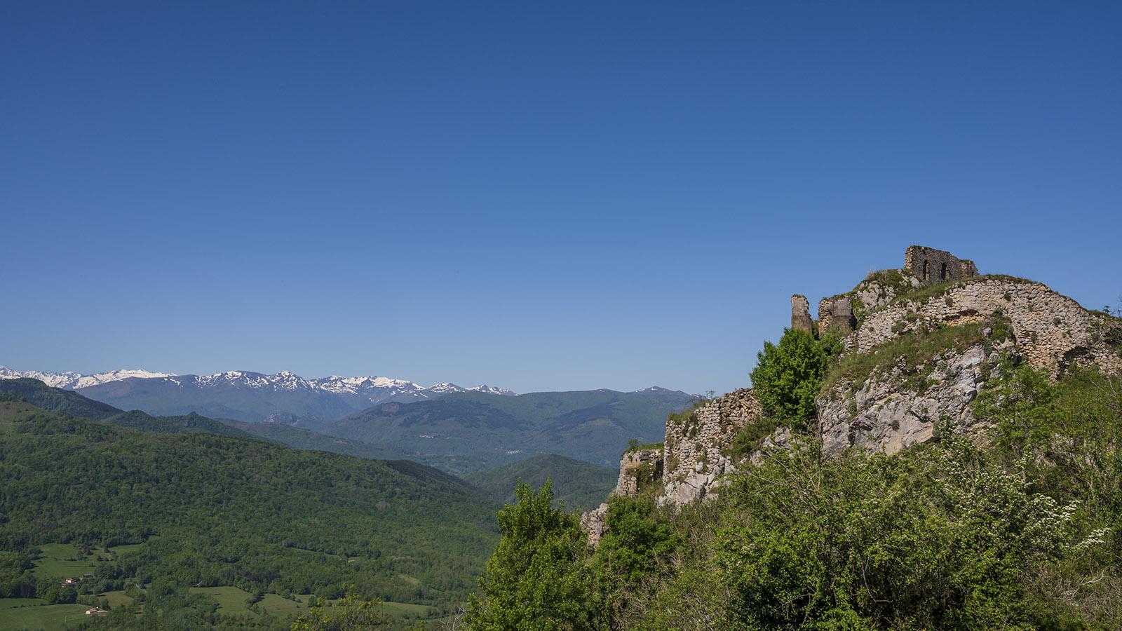 Die Burg von Roquefixade und die Pyrenäen. Foto: Hilke Maunder