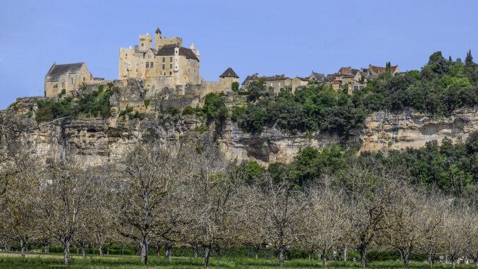 Beynac mit seiner Burg - hoch auf einer Kalkklippe über den Nusshainen auf dem Schwemmland der Dordogne. Foto: Hilke Maunder