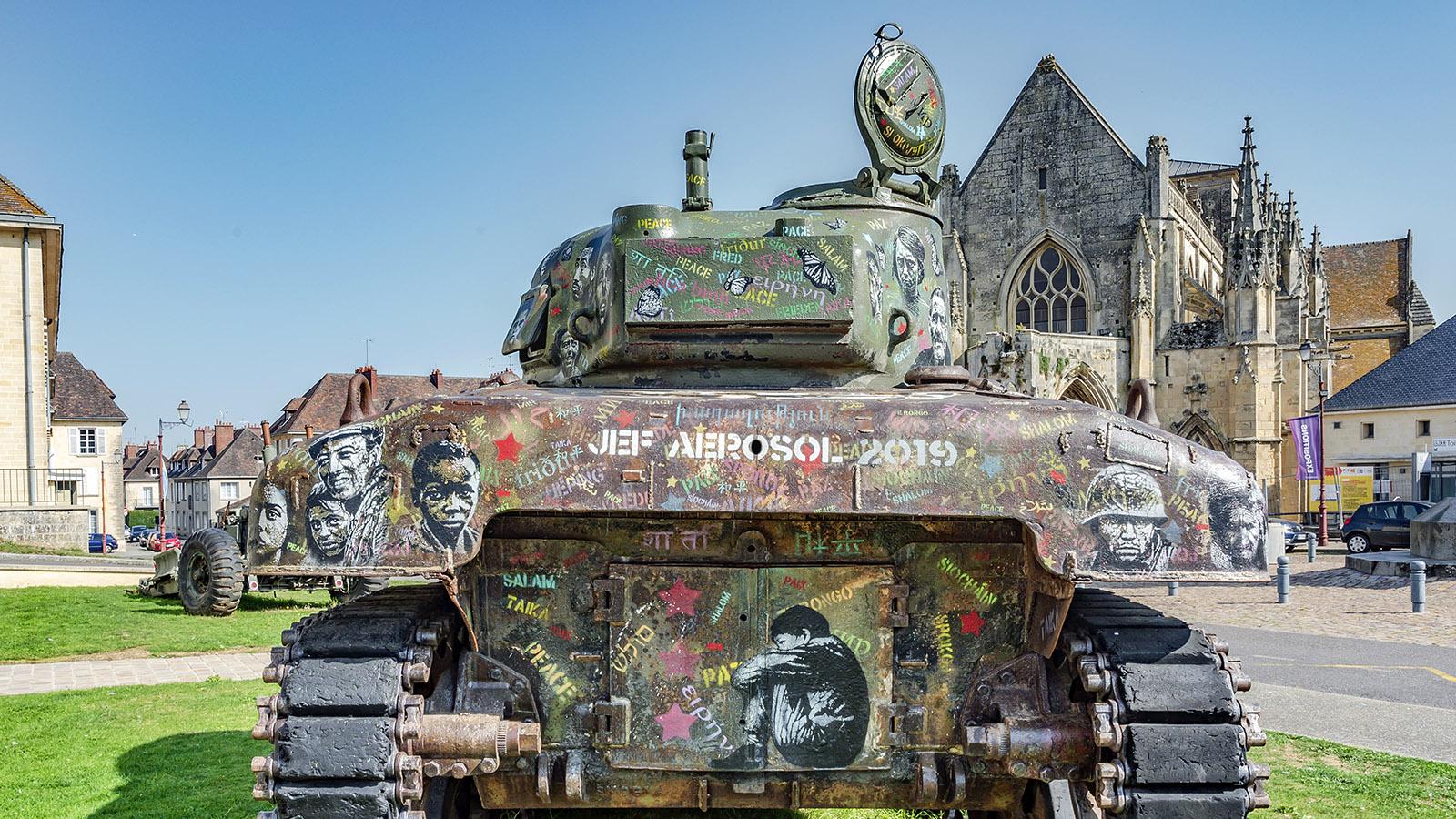 Von der Kriegswaffe zum Friedens-Fahrzeug: der Panzer von Jeff Aérosol. Foto: Hilke Maunder