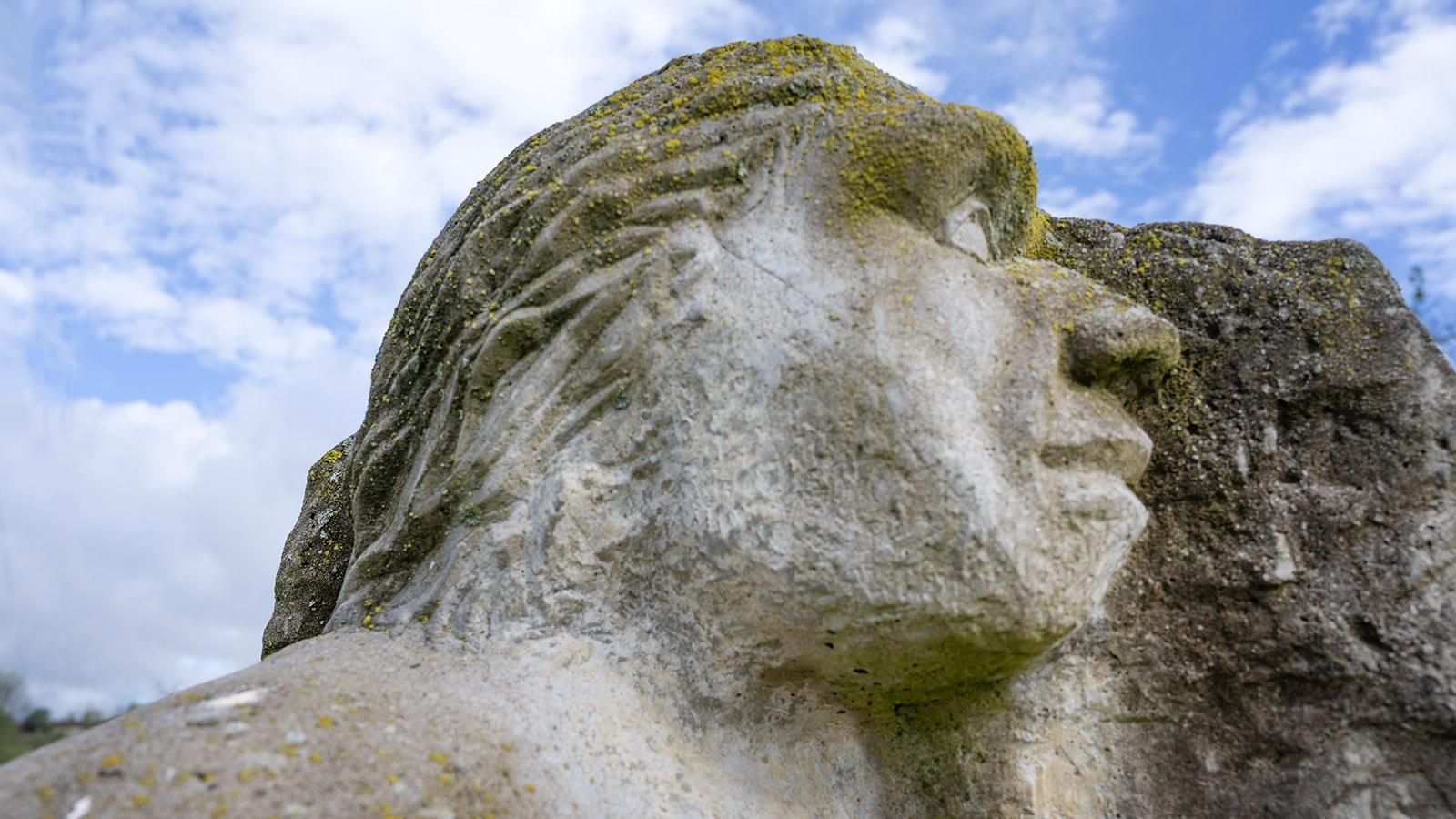 Der Neandertaler: Als Skulptur steht er im Grün zwischen Rathaus und Museum. Foto: Hilke Maunder