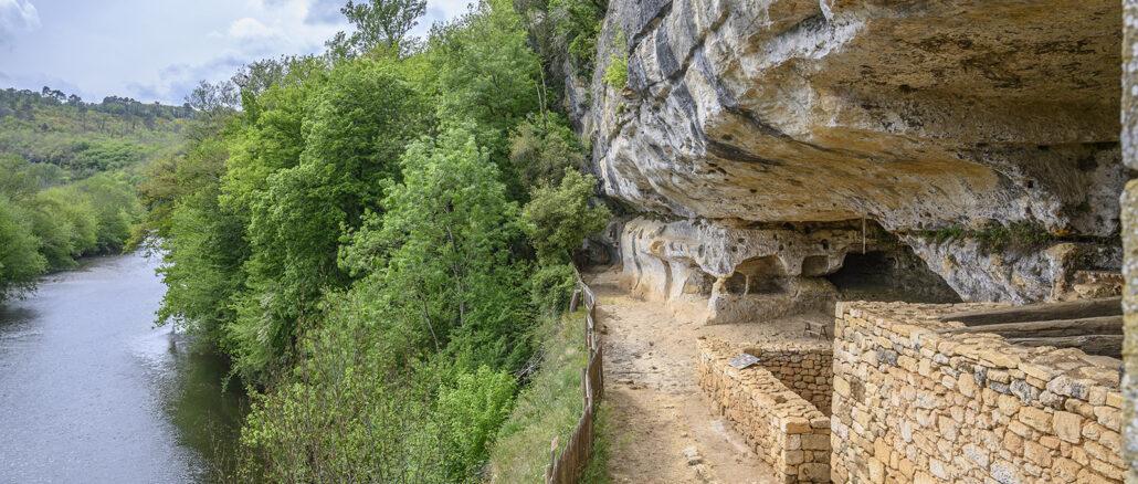 In der Altsteinzeit lebte der Magdalénien in der Halbhöhle La Madeleine gegenüber von Tursac. Im Mittelalter arbeiteten Bäcker und Färber unter den Felsüberhängen und wohnten dort gemeinsam mit Flussschiffern und Händlern. Bis ins 18. Jahrhundert war La Madeleine noch ein lebendiges Dorf. Foto: Hilke Maunder