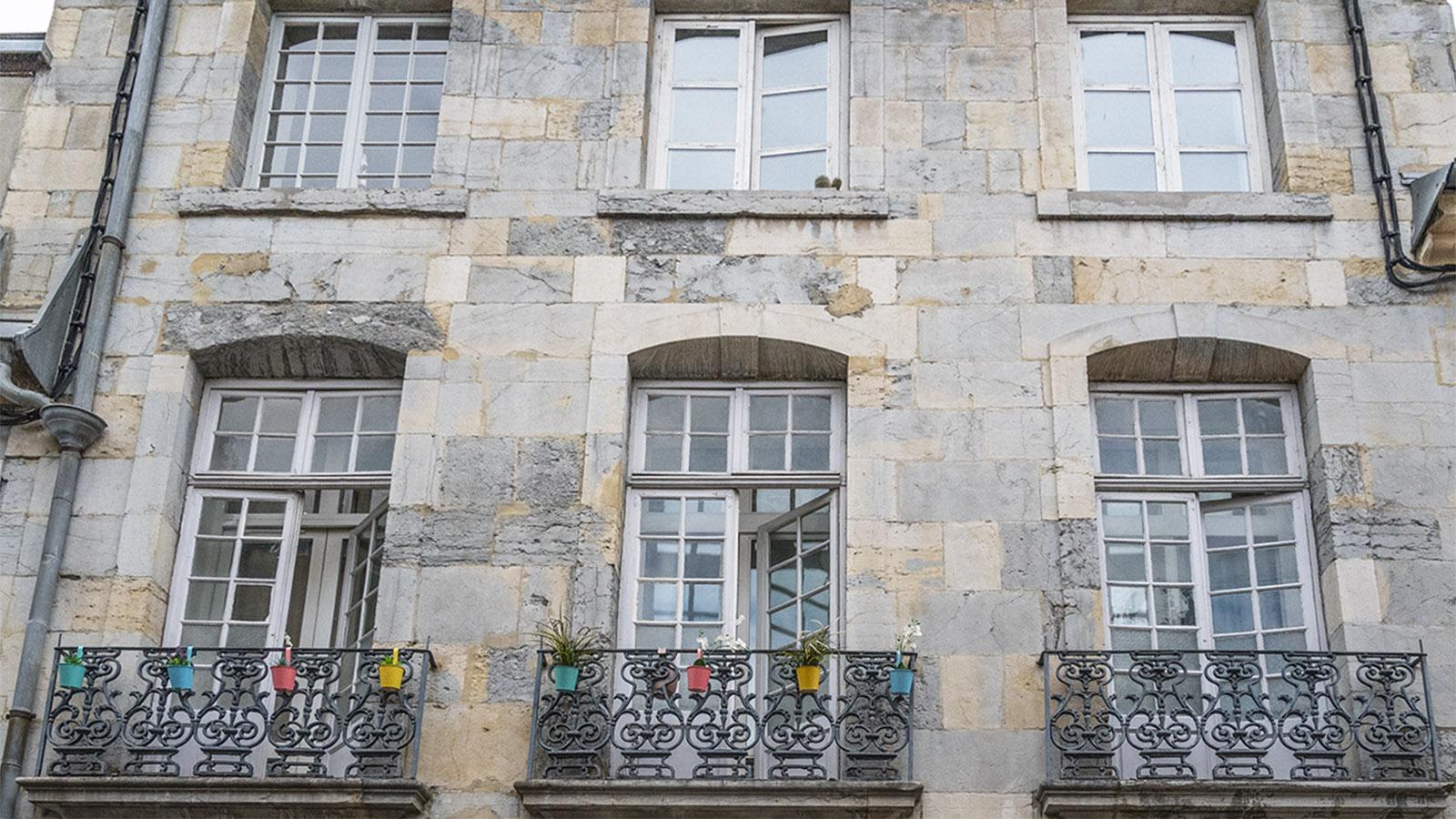 Blaue und weiße Steine prägen die Fassaden in Besançon. Foto: Hilke Maunder