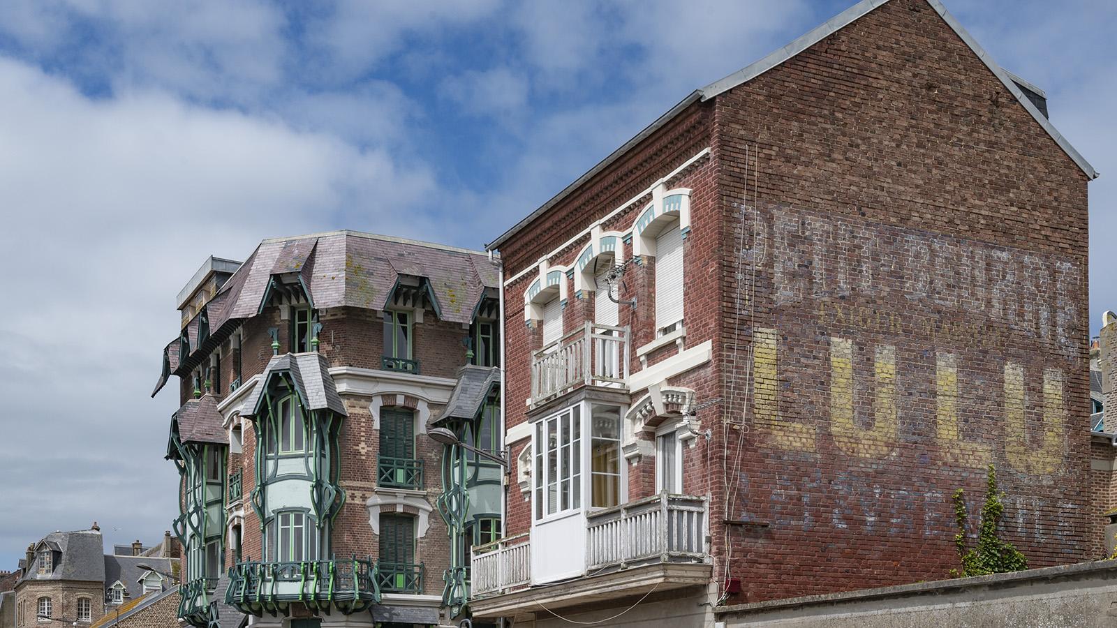 Im denkmalgeschützten Viertel von Mers-les-Bains ist auch diese Kekswerbung auf der Fassade erhalten. Foto: Hilke Maunder