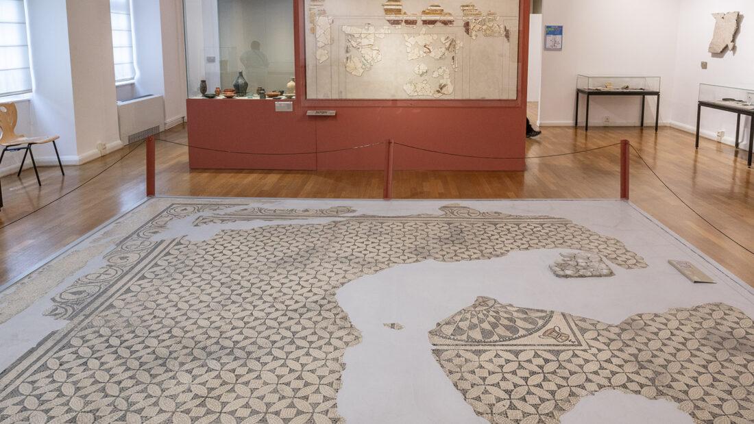 Auch römische Mosaiken aus dem Pays de Montbéliard zeigt das Schlossmuseum. Foto: Hilke Maunder