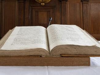 Bei den Protestanten ist die Bibel in den Kirchen stets aufgeschlagen – in Frankreich wie in Deutschland. Foto: Hilke Maunder