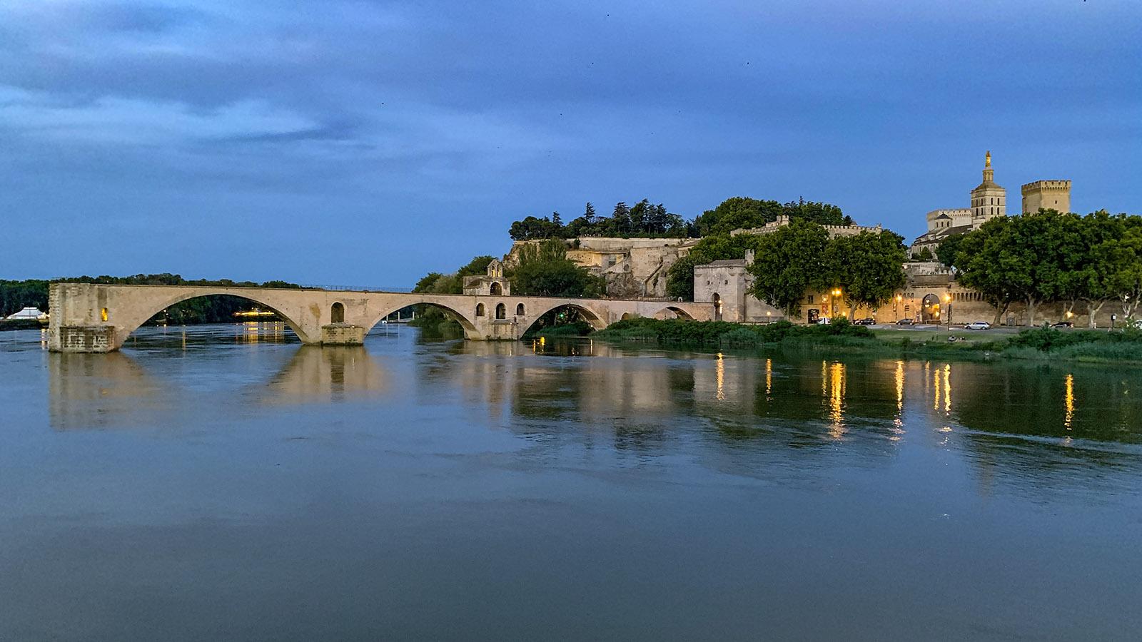 Der Pont Saint-Bénézet in Avignon zur Dämmerung. Foto: Hilke Maunder