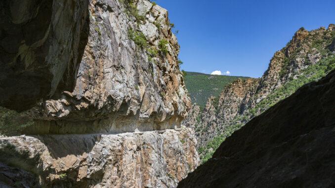 Atemberaubend: der Felsweg der Carança-Schlucht. Foto: Hilke Maunder