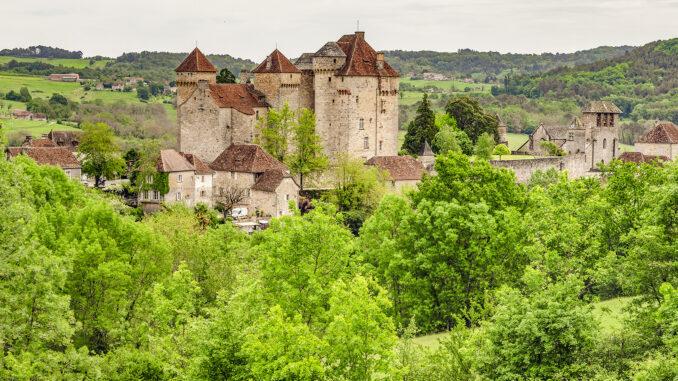 Curemonte liegt langgestreckt auf einem Hügelkamm im Süden der Corrèze. Foto: Hilke Maunder