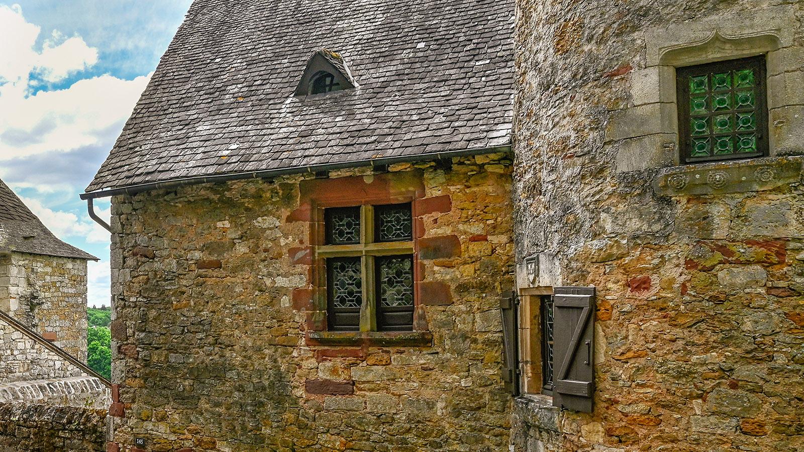 Natursteinfassade, Schieferdach und Buntglasfenster: ein Bürgerhaus von Turenne. Foto: Hilke Maunder
