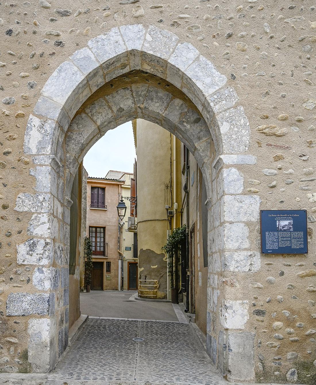 Deutlich kleiner ist der Zugang zur <em>cellera</em> über die <em>Porte du Rivelli</em>. Foto: Hilke Maunder