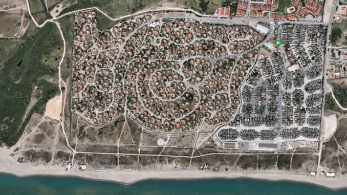 Das Village des Sables aus der Luft. Auch die Parkplätze greifen die organische Architektur auf. Copyright: Google Earth.
