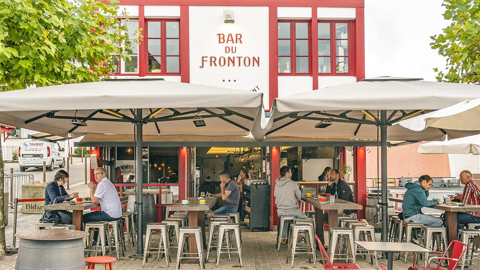 Die <em>Bar du Fronton</em> ist ein beliebter Treffpunkt zum Apéro. Foto: Hilke Maunder