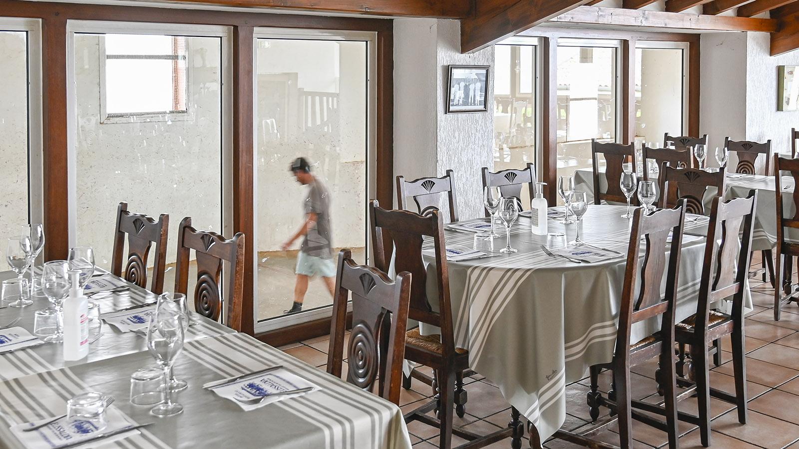 Vom Speisesaal des Hôtel-Restaurants Elissaldia blickt ihr direkt auf den Trinquet. Foto: Hilke Maunder