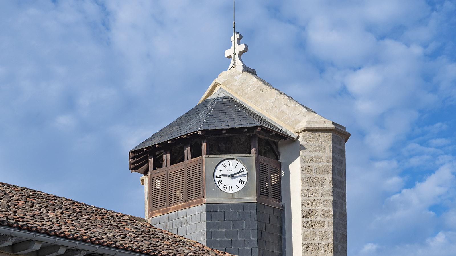 Um den Stürmen zu trotzen, wurde der hölzerne Kirchturm mit einem steinernen Vorbau verstärkt. Foto: Hilke Maunder