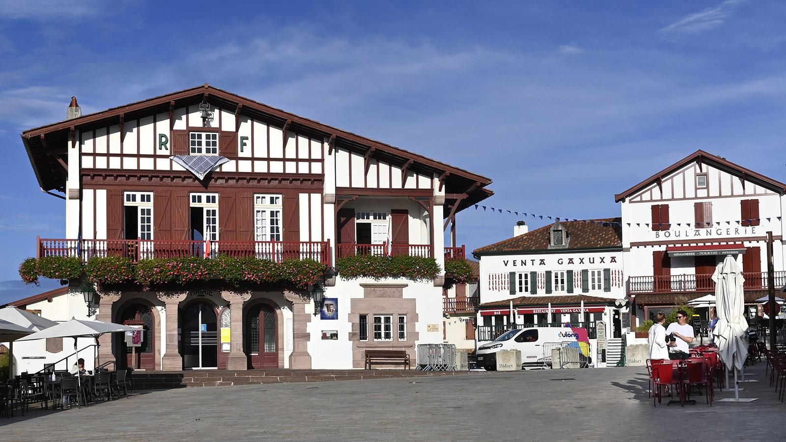 Das Rathaus von BIdart. Achtet einmal auf den Giebel. Dort hängt das typisch baskische Dreieckstuch! Foto: Hilke Maunder