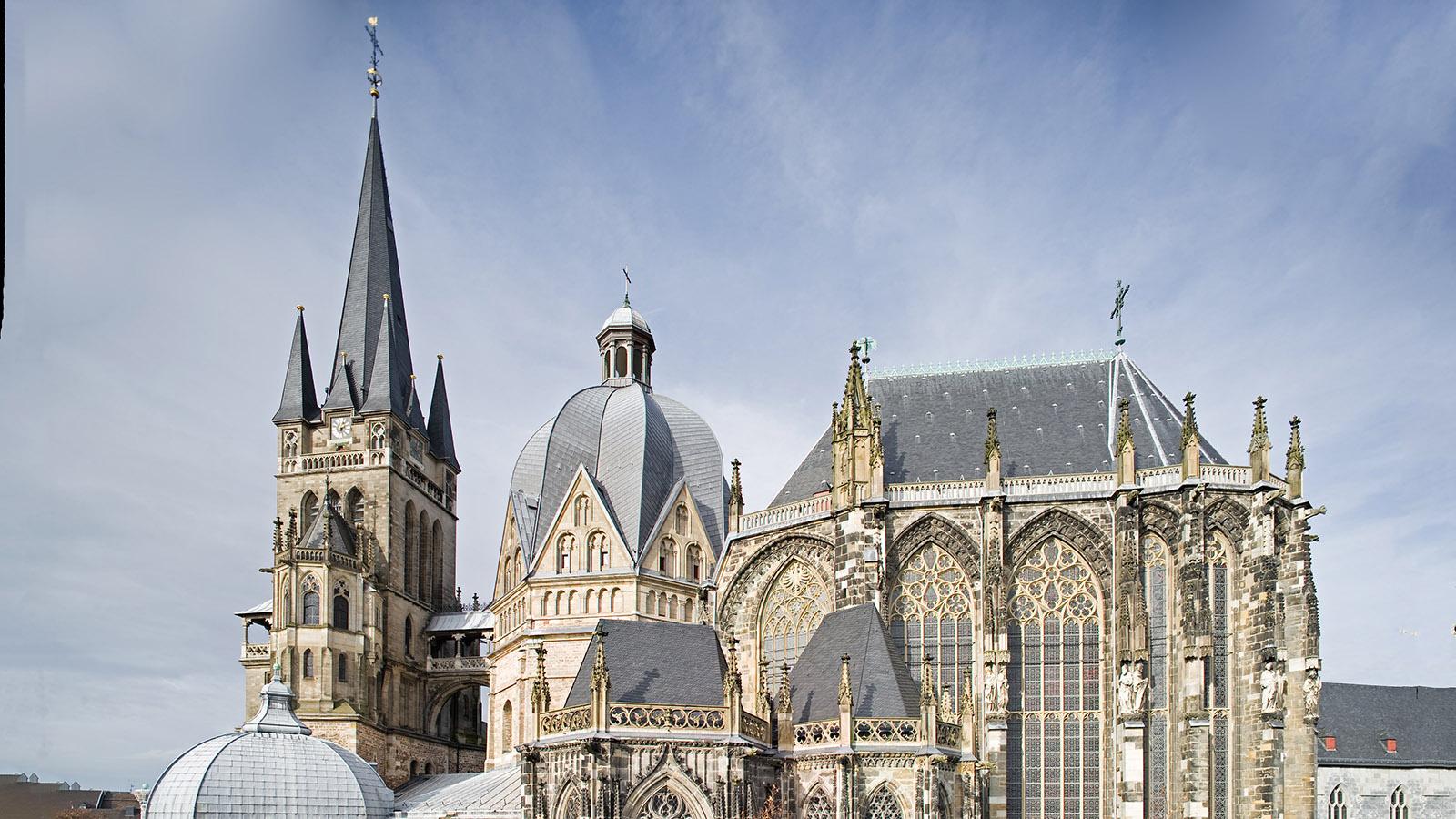 Der Aachener Dom von außen. Foto: Pressebild der Stadt Aachen (www.medien.aachen.de), Fotograf: Peter Hinschläger.