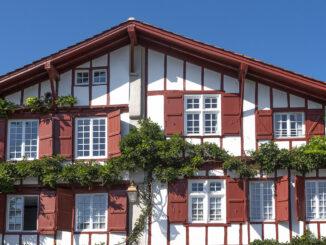 Rot, weiß, grün: Die baskischen Nationalfarben – vereint auf der Fassade. Foto: Hilke Maunder