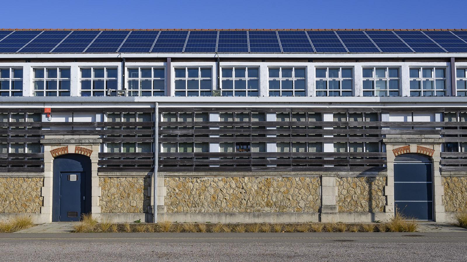 Solarzellen auf dem Gebäude eines Kanuvereins an der Meurthe. Foto: Hilke Maunder