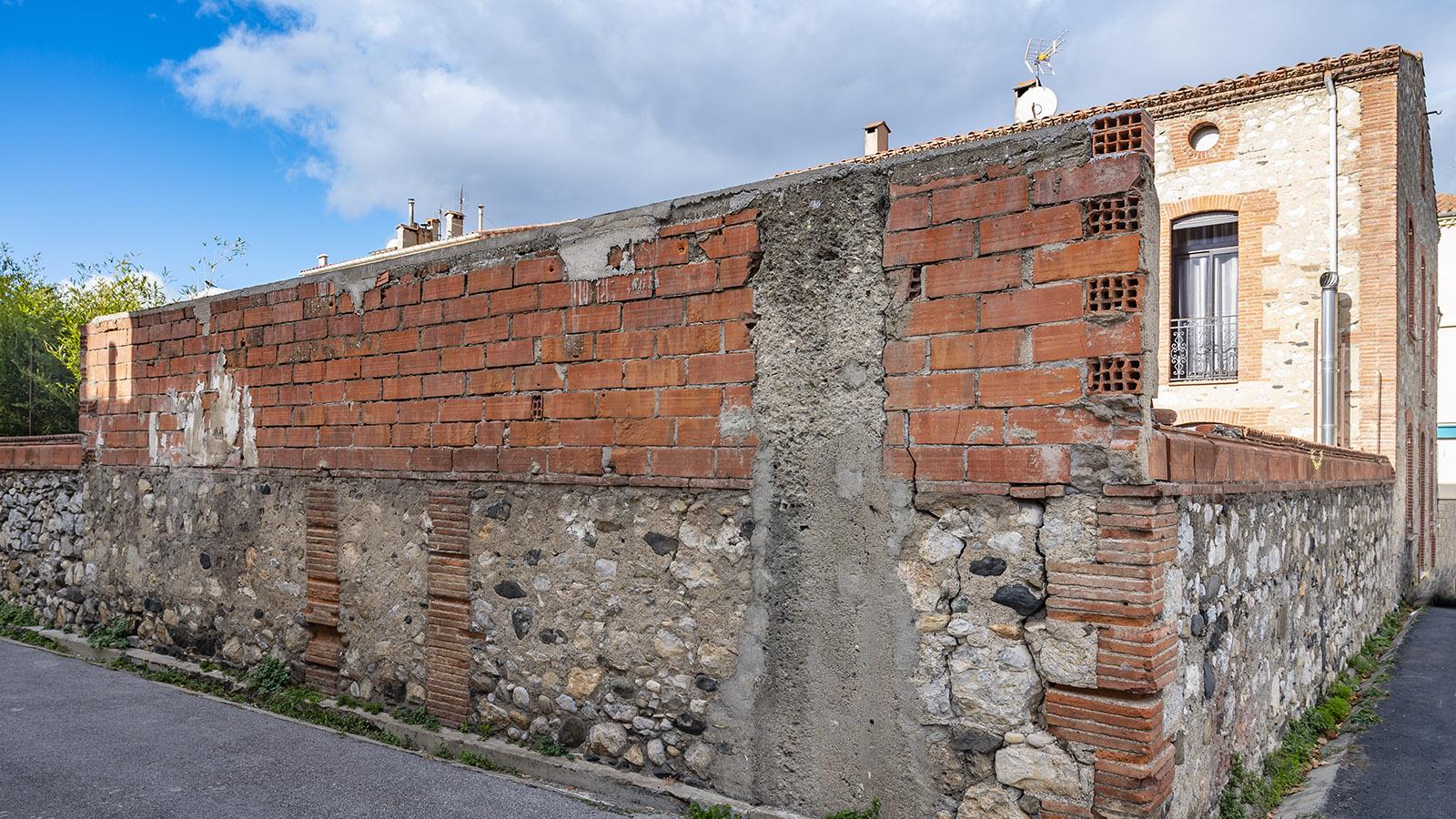 Während der Corona-Pandemie wurde die Mauer aufgestockt. Foto: Hilke Maunder