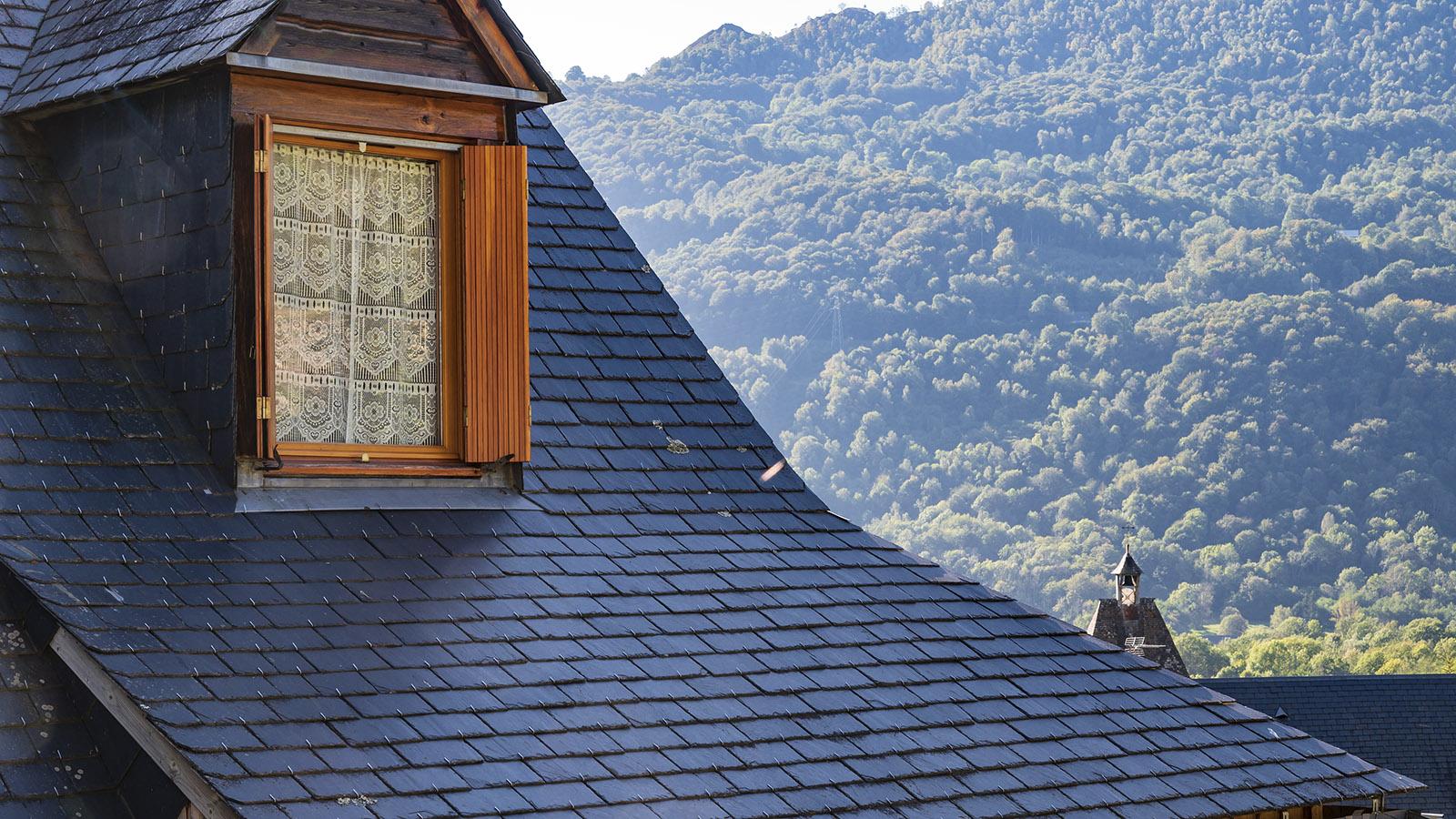 Auch sie sind mit Pyrenäenschiefer gedeckt: die Dächer von Aucun. Foto: Hilke Maunder