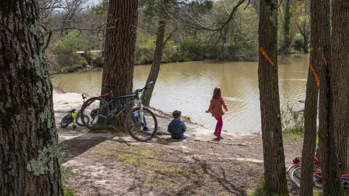 Spielende Kinder am Lac de la Bordette. Foto: Hilke Maunder