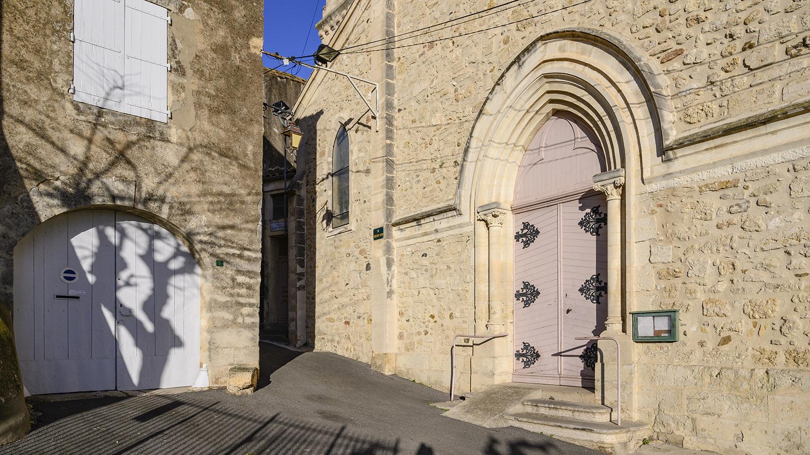 Das Tor der Pfarrkirche von Pouzolles. Foto: Hilke Maunder