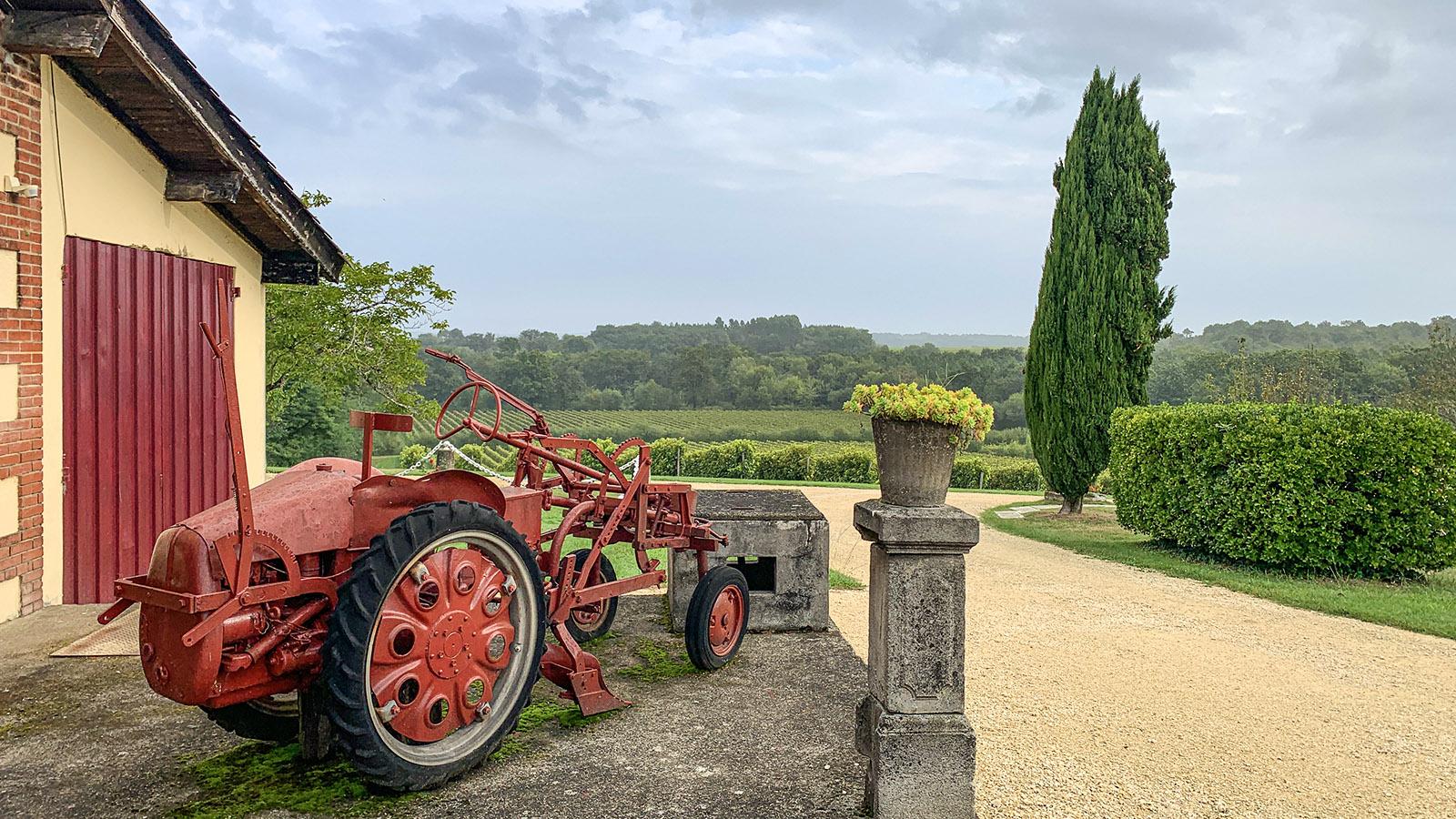 Mit solchen Traktoren wurden einst die Weinberge des Château Garreau bearbeitet. Foto: Hilke Maunder