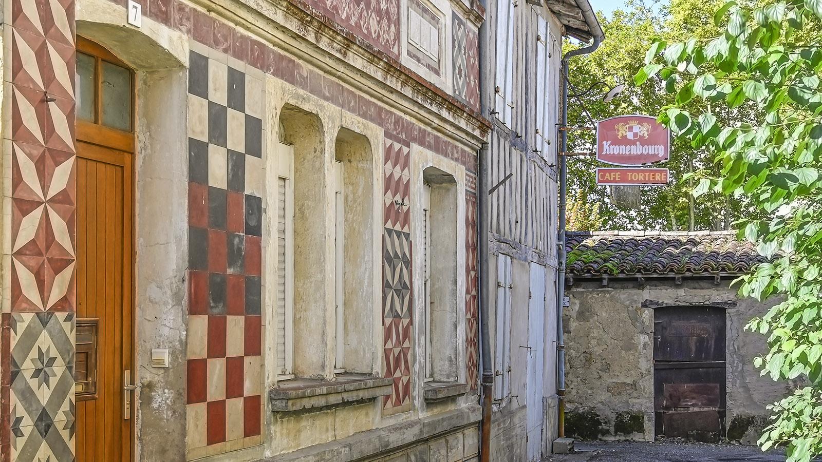 Ungewöhnlich: eine Fassade im Herzen der alten Bastide Labastide-d'Armagnac. Foto: Hilke Maunder
