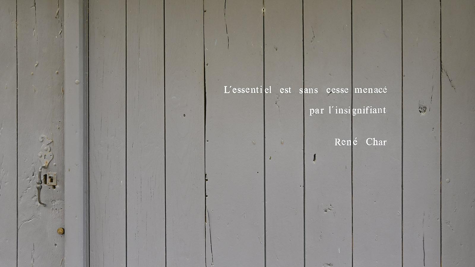 Auch diesen Sinnspruch von René Char findet ihr auf einer Garagentür im Herzen der alten Bastide. René Char (1907 – 1988) war ein provenzalischer Dichter, der 1940 in den Untergrund ging und in der Résistance gegen die deutsche Besetzung Frankreichs kämpfte. Foto: Hilke Maunder