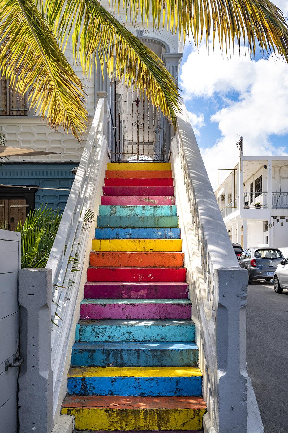 Ein Street-Art-Treppe an der Flaniermeile von Grand-Case. Foto: Hilke Maumnder