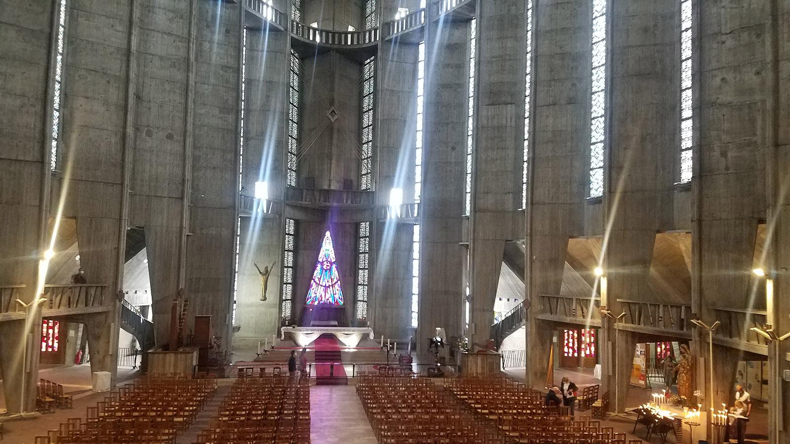 Im Innern der Kirche von Royan. Foto: Reinhardt Michael