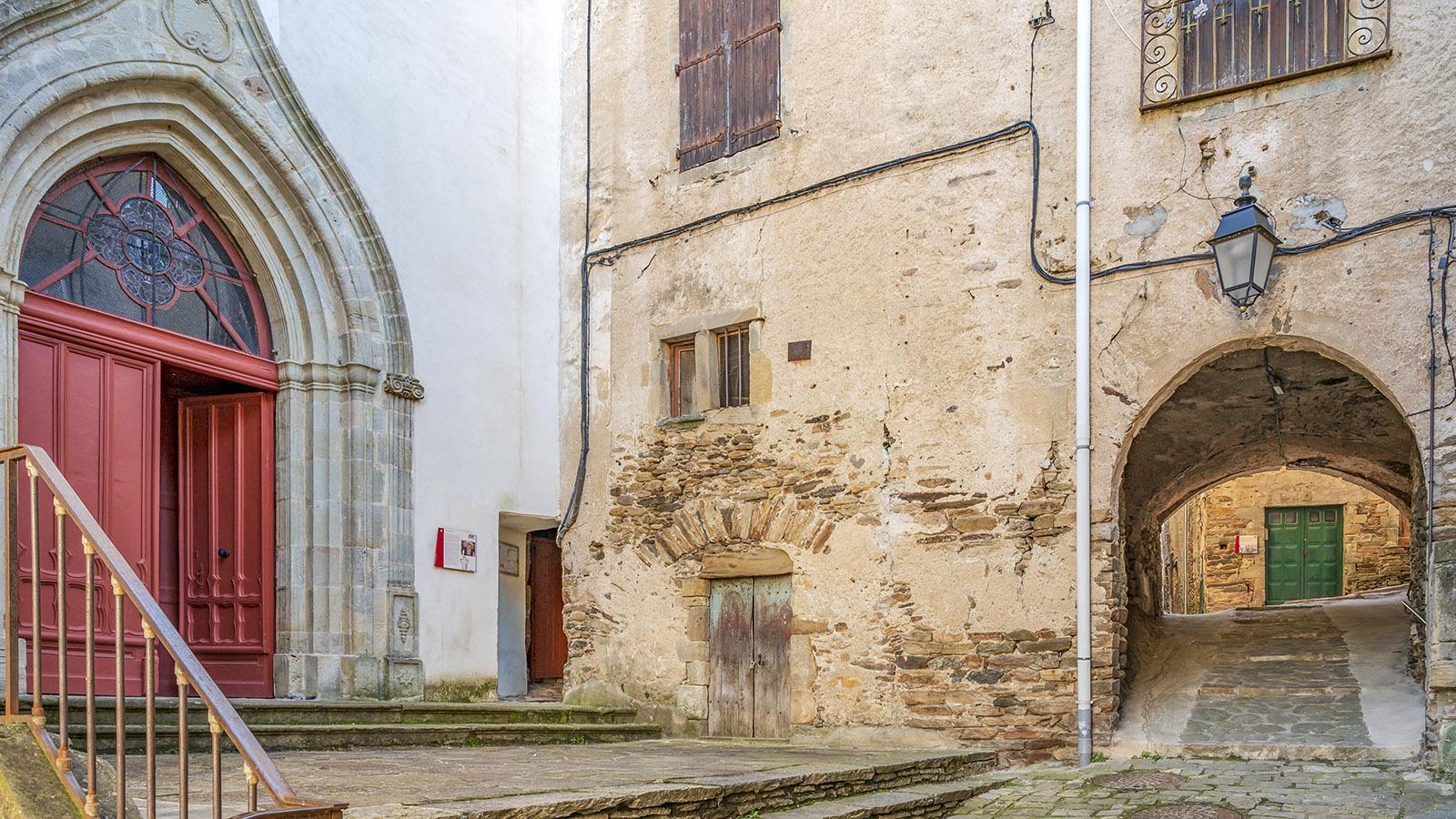 Der Eingang zur Pfarrkirche befindet sich außerhalb der Mauern des alten <em>bourg</em>. Foto: Hilke Maunder