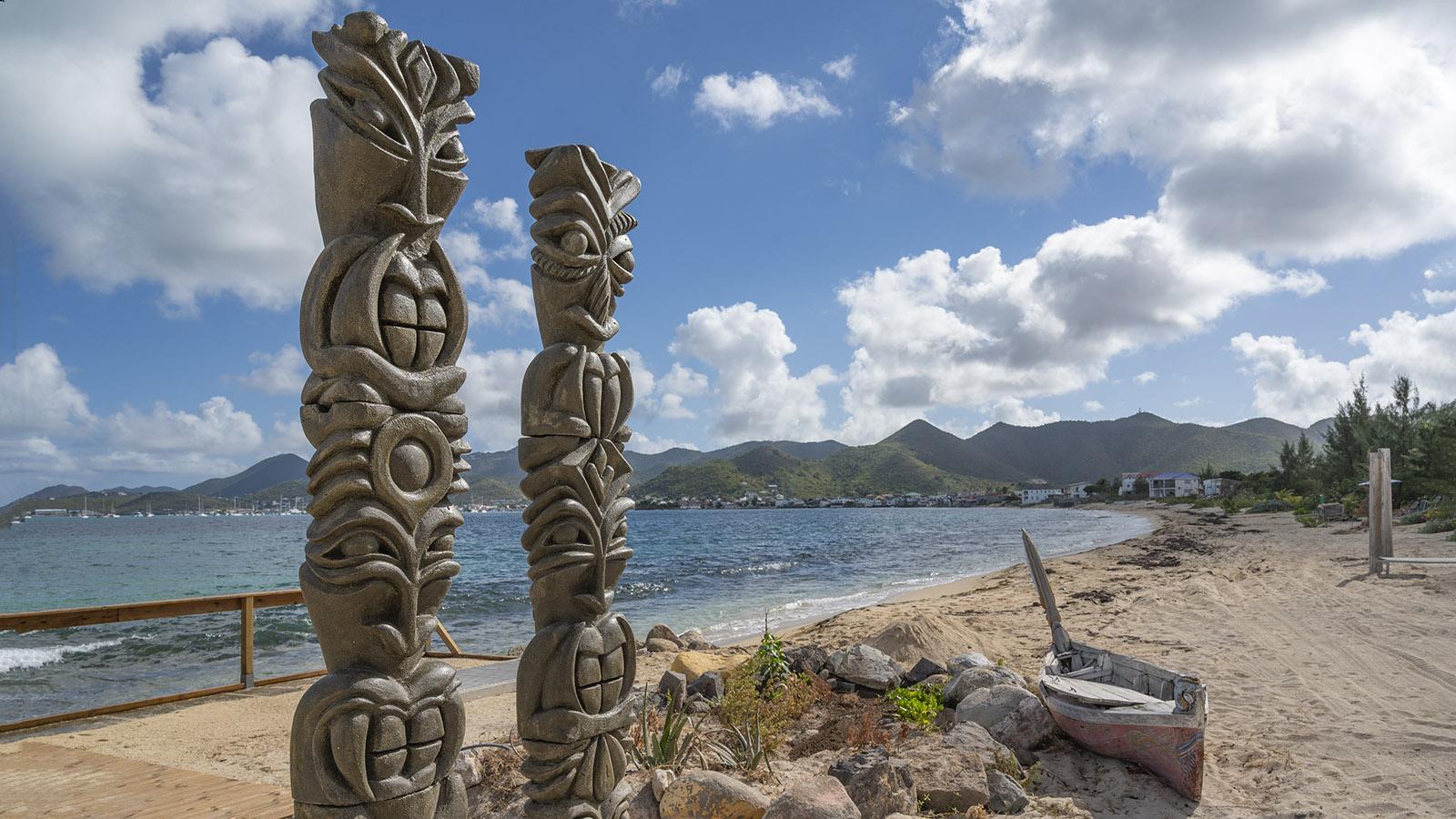 An der Baie Nettlé erinnern diese geschnitzten Stelen an das Erbe der Arawak. Foto: Hilke Maunder