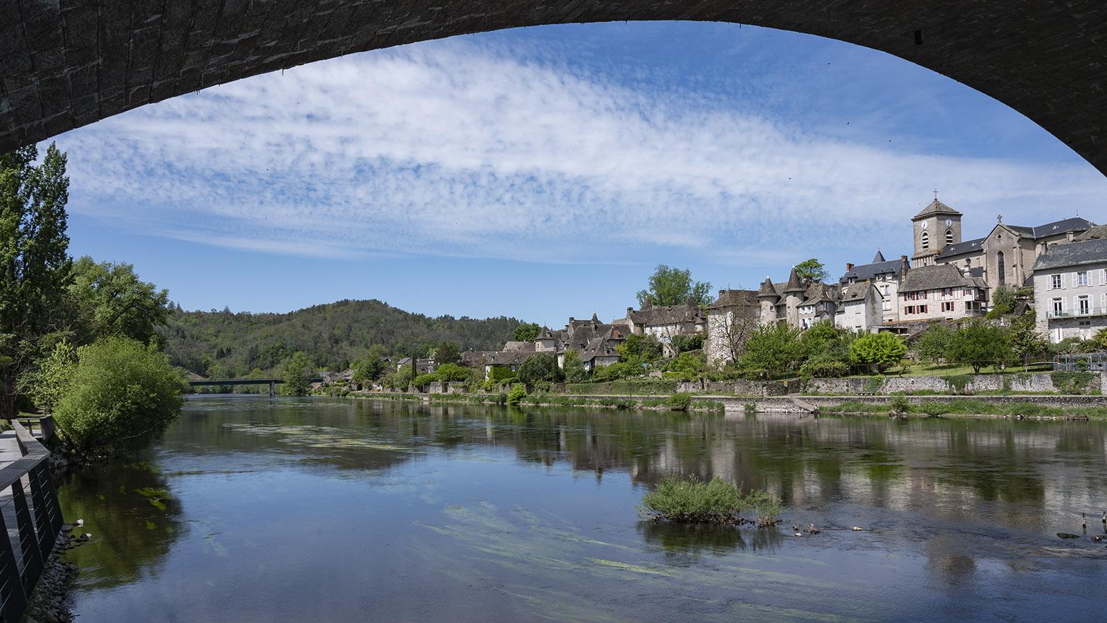 Der <em> Chemin des Garbariers</em> folgt als Holzplankensteg dem linken Ufern der Dordogne und eröffnet traumhafte Aussichten. Foto: Hilke Maunder