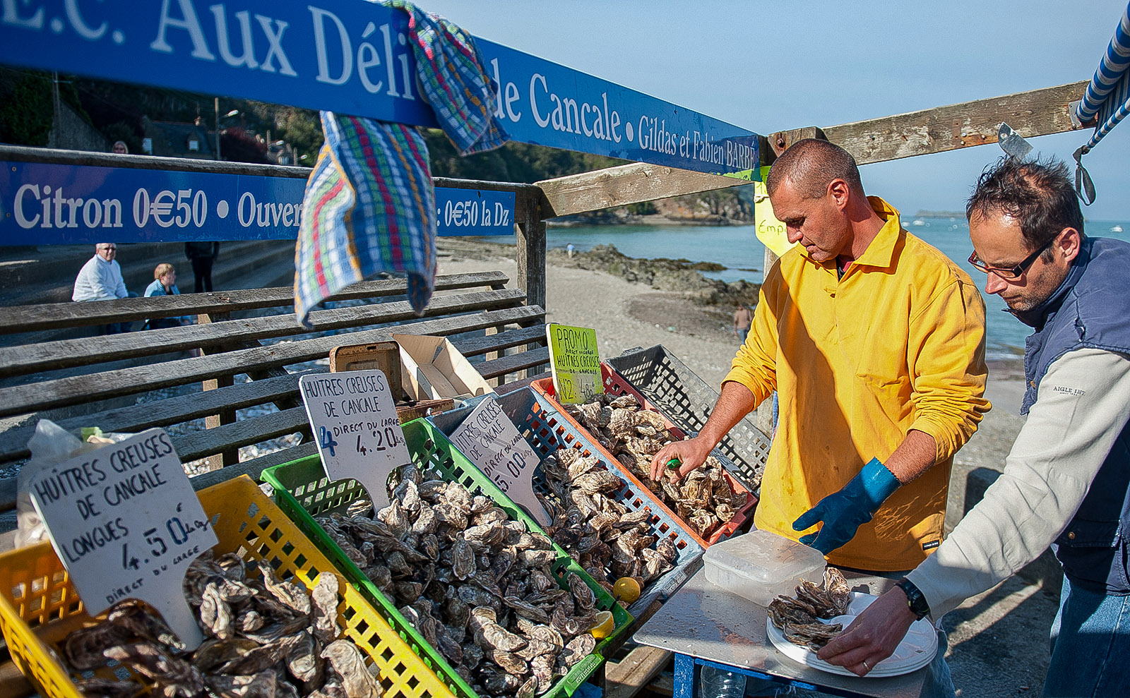 Die Austernhändler am Hafen von Cancale öffnen die Austern für euch - perfekt für ein Picknick am Kai! Foto: Hilke Maunder