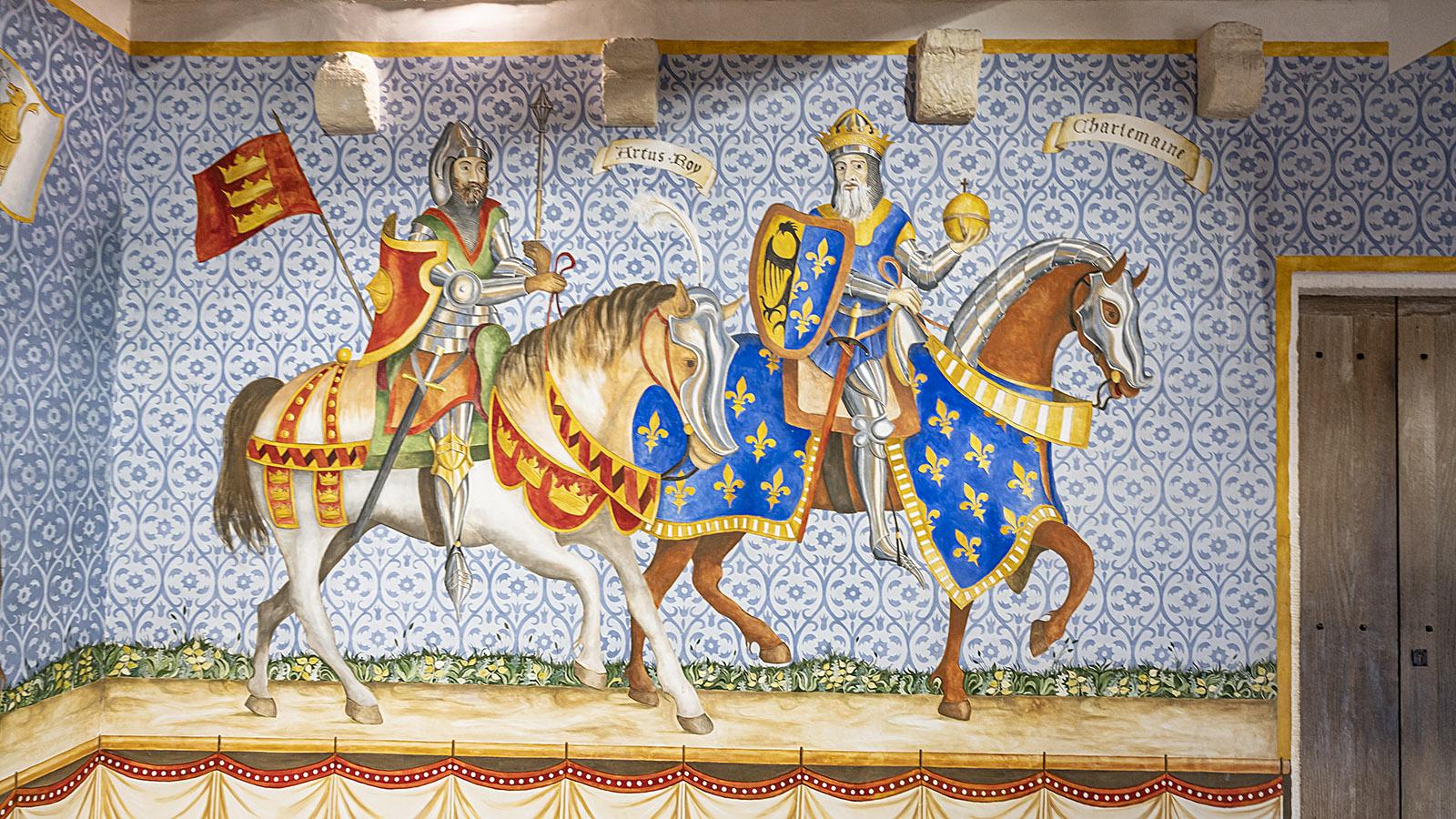König Artus (l). und Karl der Große reiten auf diesem Wandbild. Foto: Hilke Maunder