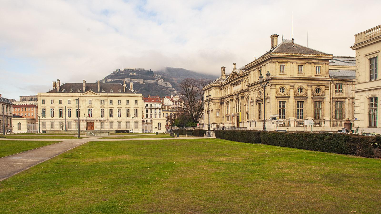Die <em>Place de Verdun</em> von Grenoble säumen Bauten der Uni und die Präfektur von Isère. Foto: Hilke Maunder