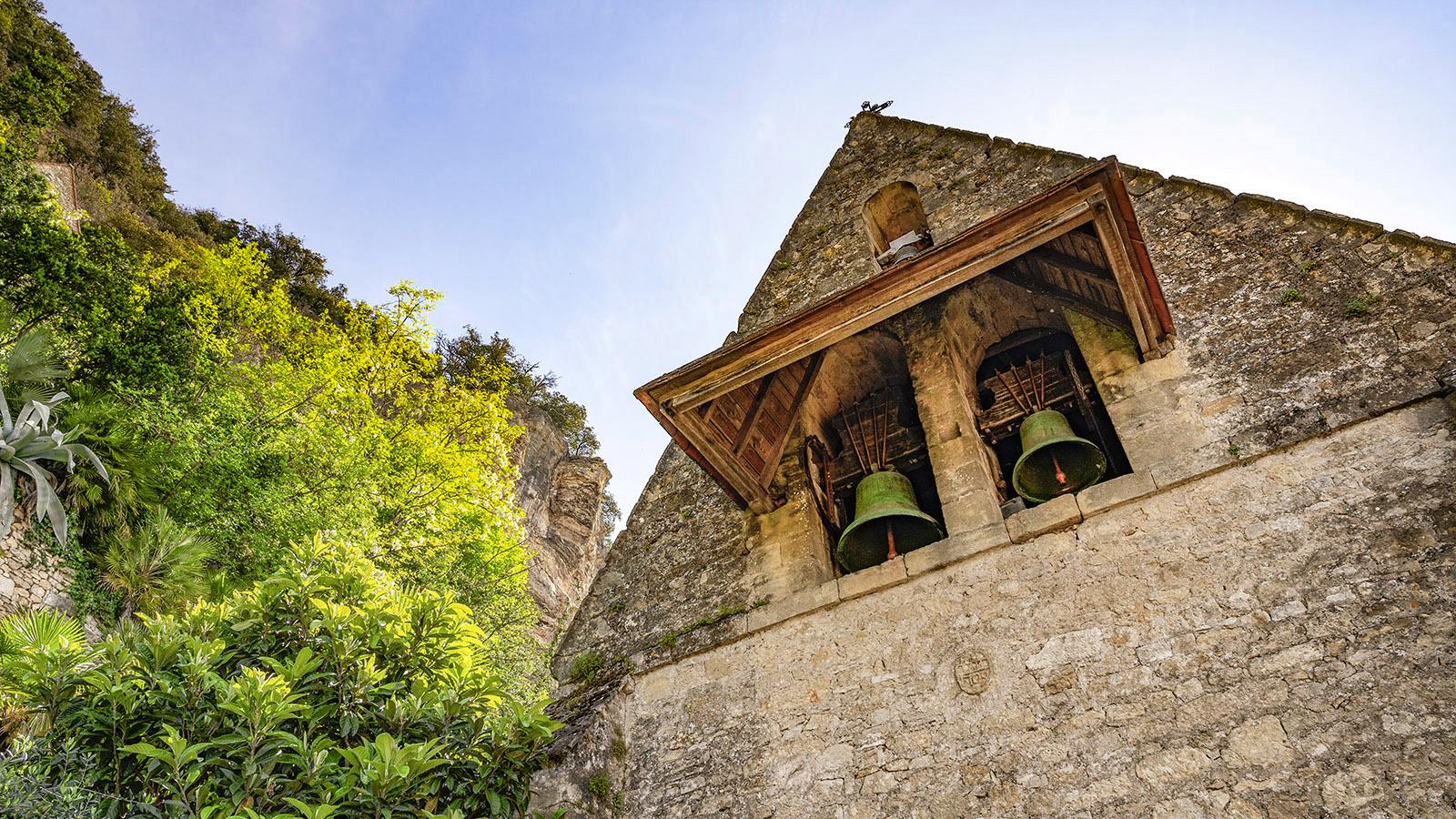 Der Mauerglockenturm der Dorfkirche von La Roque-Gageac. Foto: Hilke Maunder